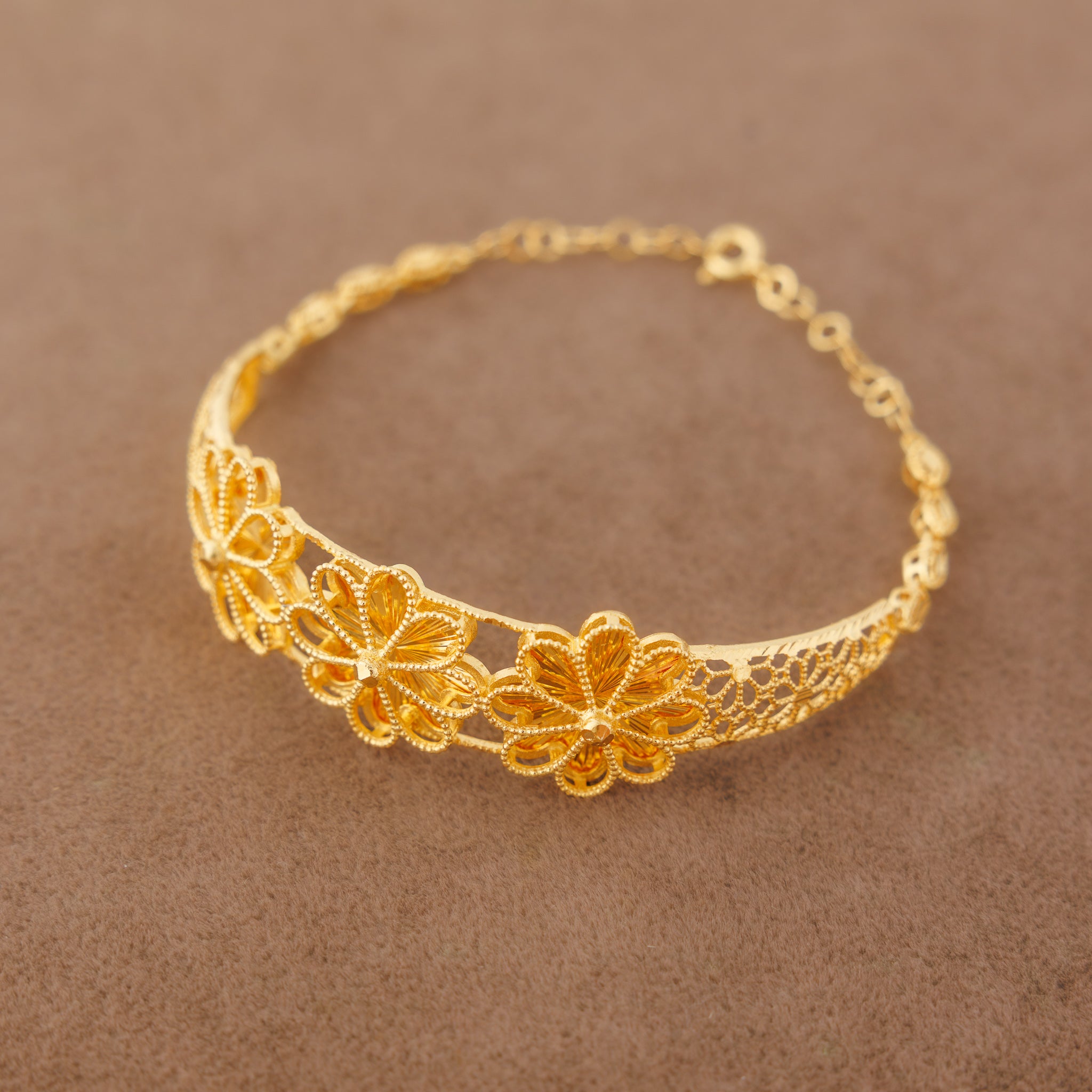 سوار كفة بتصميم زهرة بقصة الماس (D2) - Silver 925 & Gold Plated