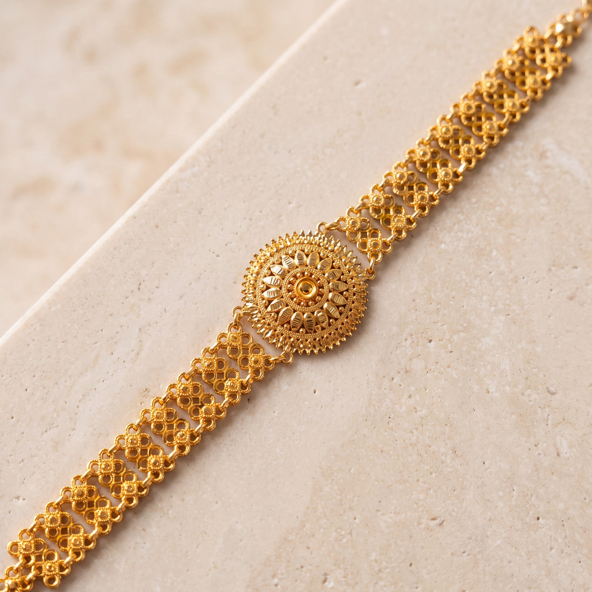 Casting Bracelet Circle (D3) on travertine