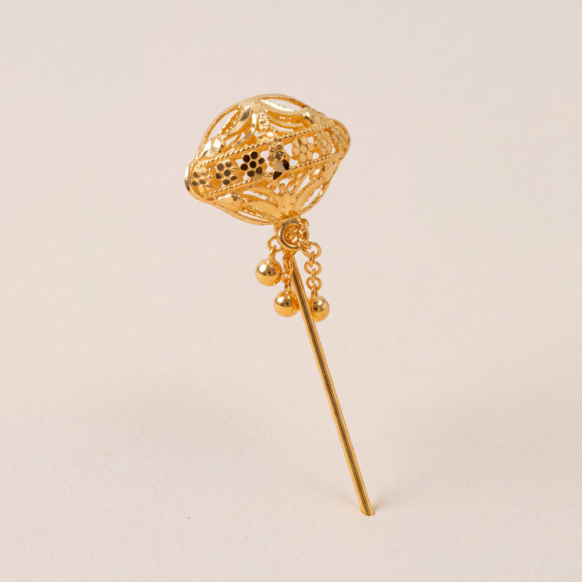 Daboos (D15) traditional Omani scarf pin, 925 silver 24K gold plated, studio photo
