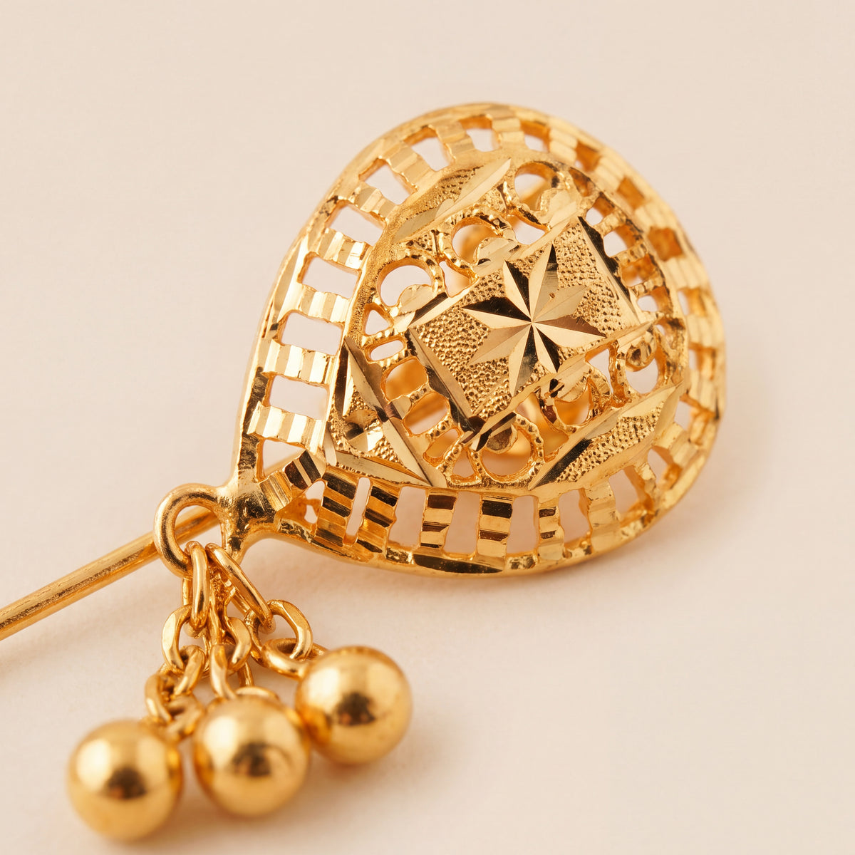 Daboos (D38) close-up of the filigree head and bead drops