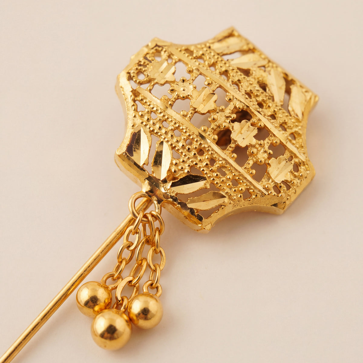Daboos (D39) close-up of the filigree head and bead drops