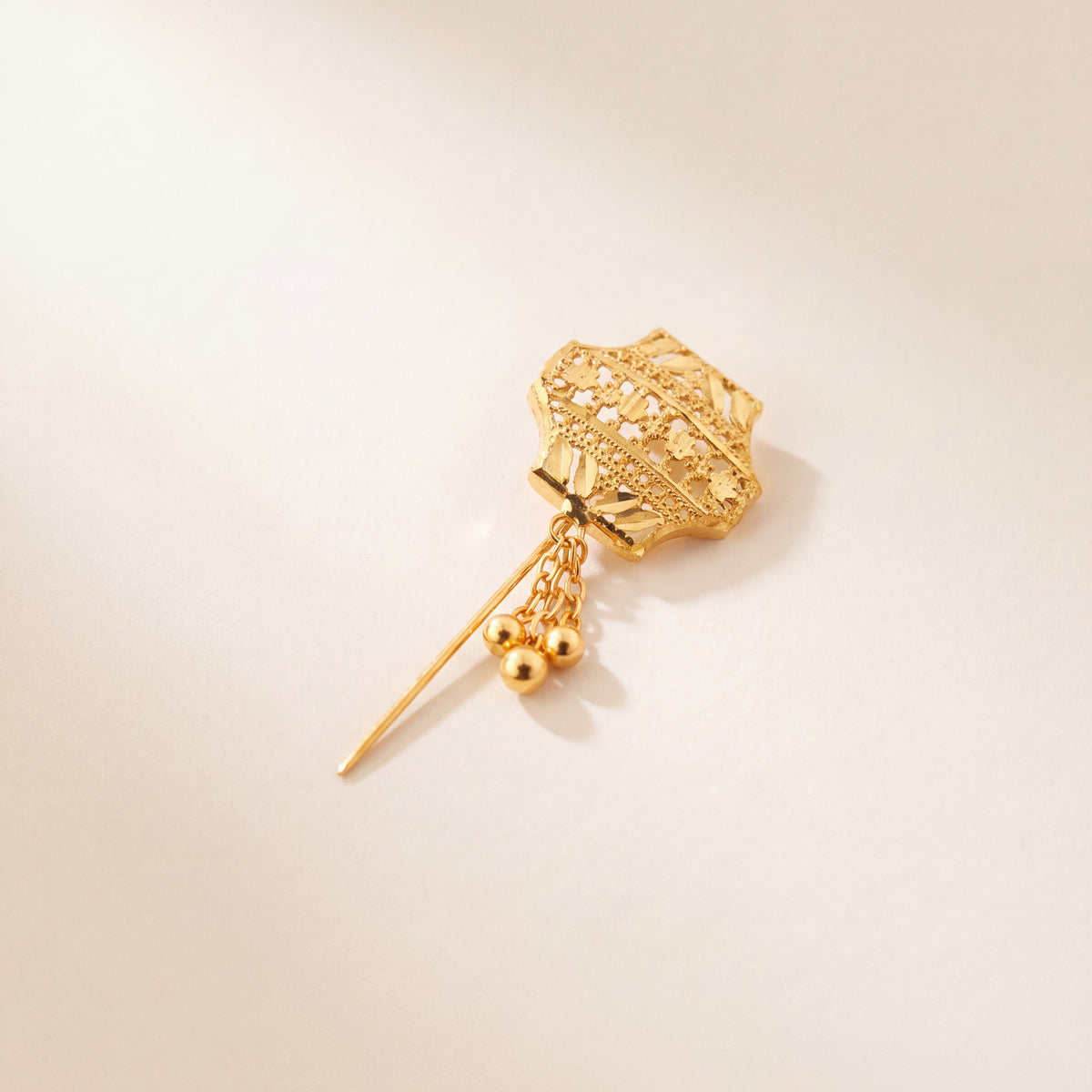 Daboos (D39) traditional Omani scarf pin, 925 silver 24K gold plated, studio photo