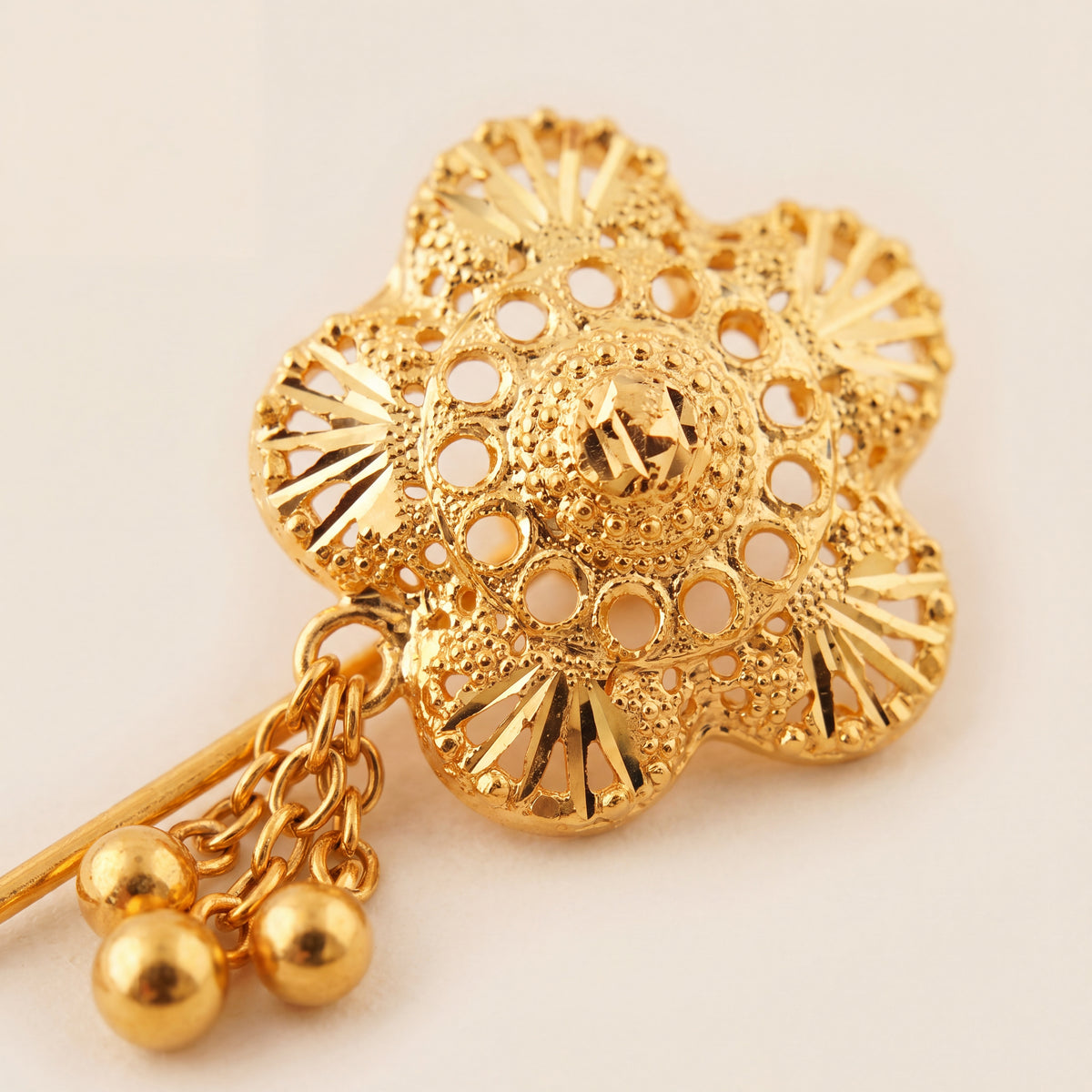 Daboos (D43) close-up of the filigree head and bead drops