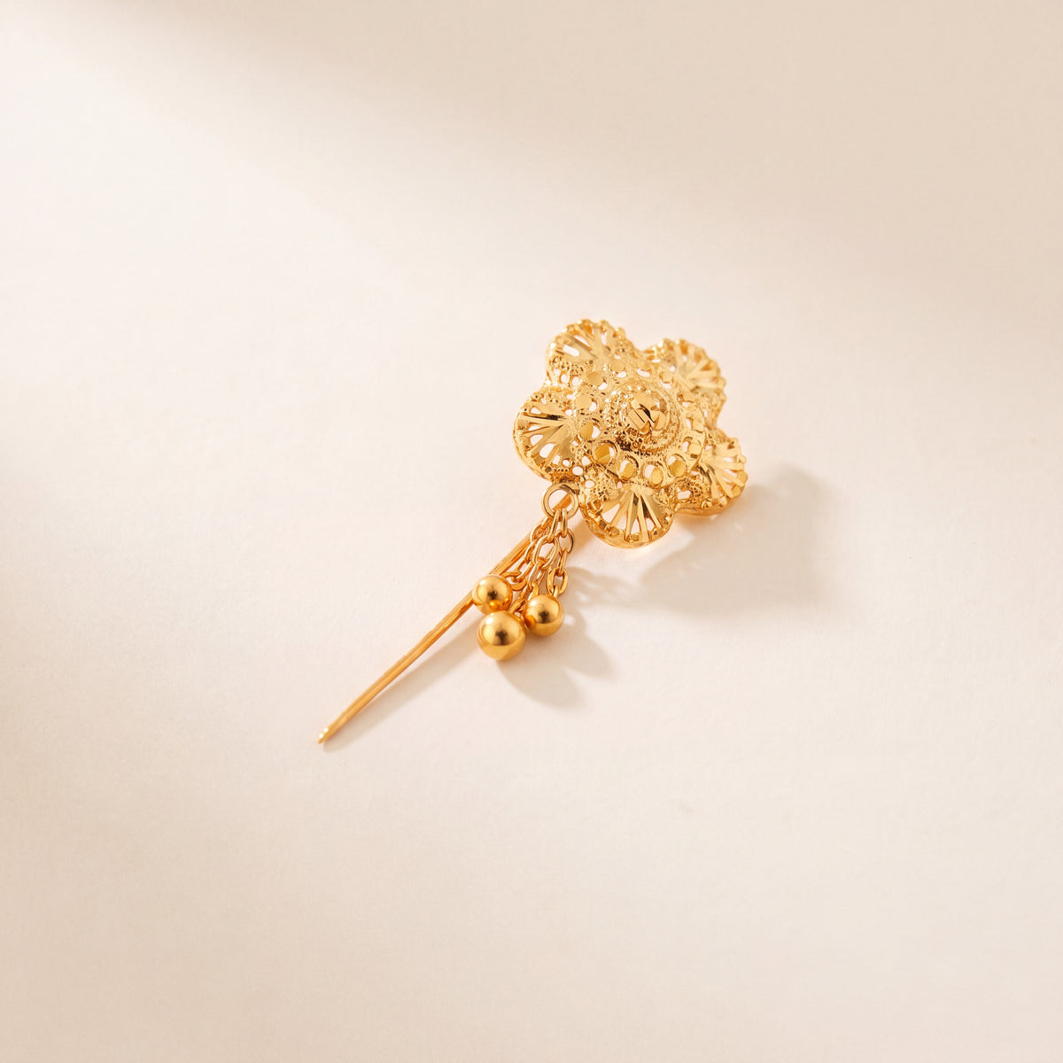 Daboos (D43) traditional Omani scarf pin, 925 silver 24K gold plated, studio photo