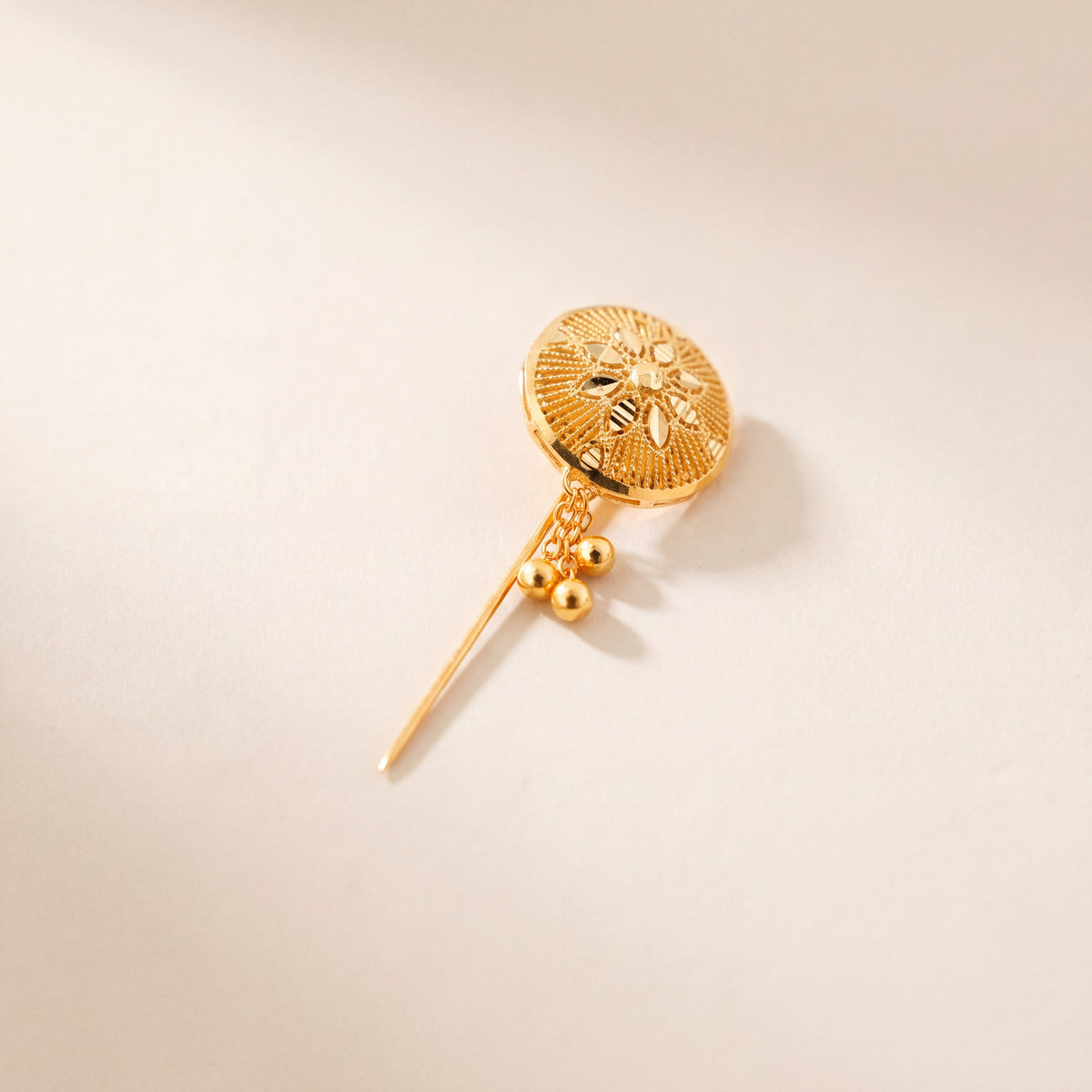 Daboos (D45) traditional Omani scarf pin, 925 silver 24K gold plated, studio photo