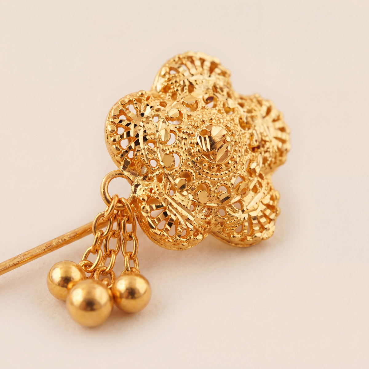 Daboos (D46) close-up of the filigree head and bead drops