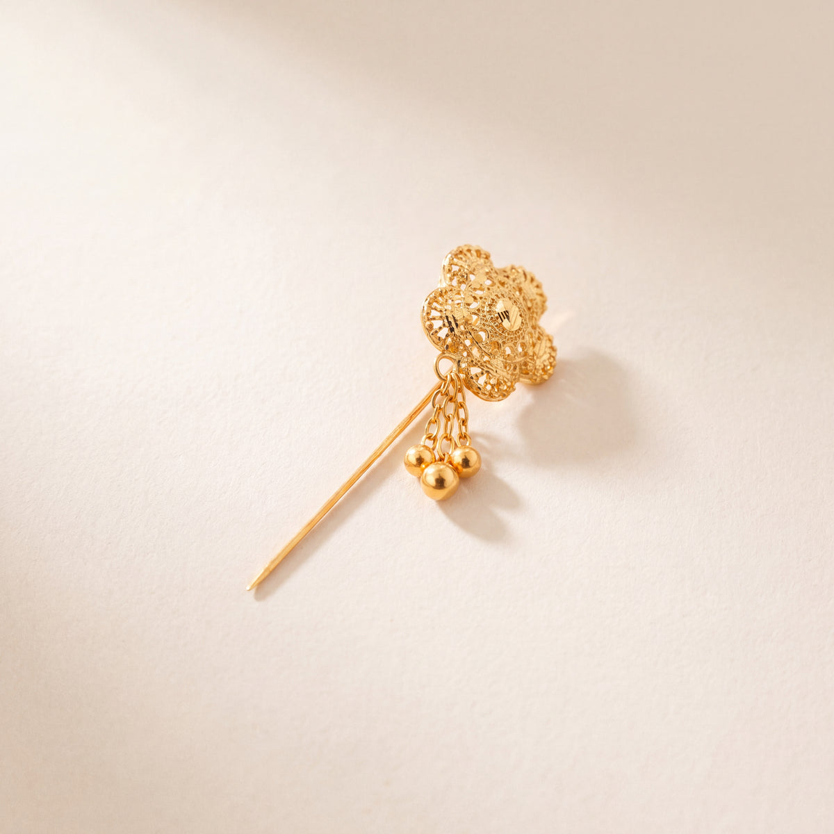 Daboos (D46) traditional Omani scarf pin, 925 silver 24K gold plated, studio photo