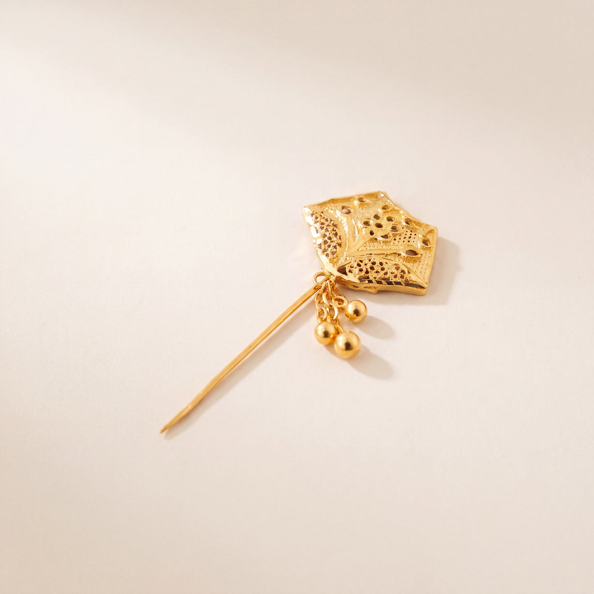 Daboos (D47) traditional Omani scarf pin, 925 silver 24K gold plated, studio photo