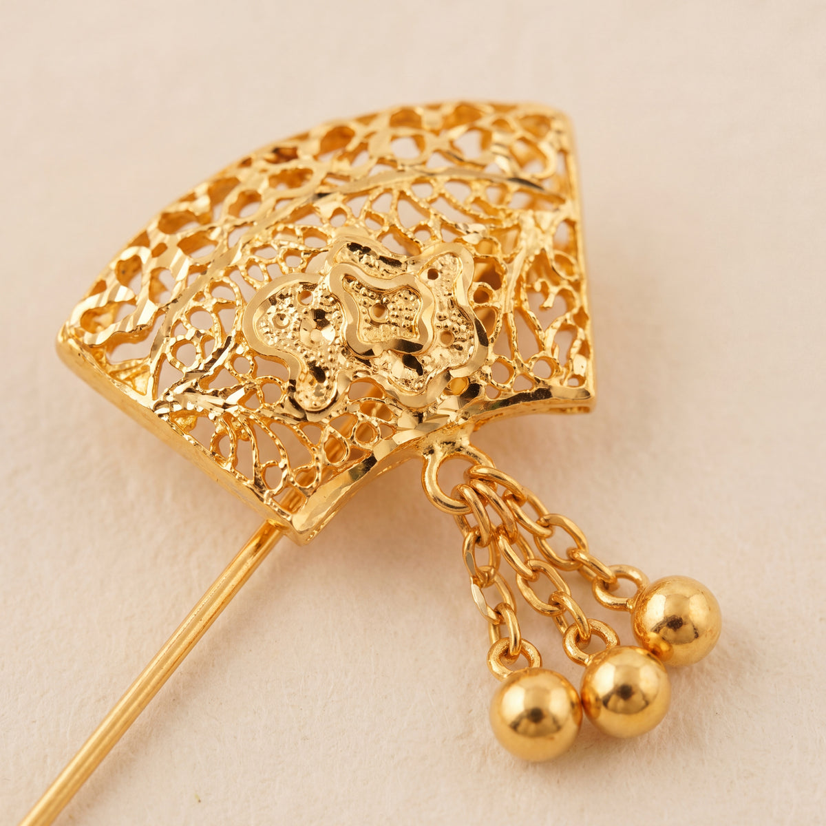 Daboos (D48) close-up of the filigree head and bead drops