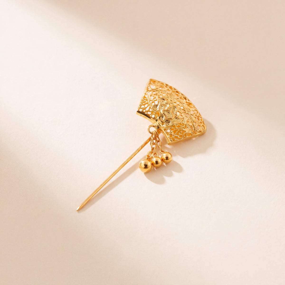 Daboos (D48) traditional Omani scarf pin, 925 silver 24K gold plated, studio photo