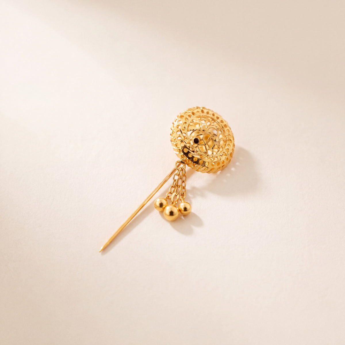 Daboos (D50) traditional Omani scarf pin, 925 silver 24K gold plated, studio photo