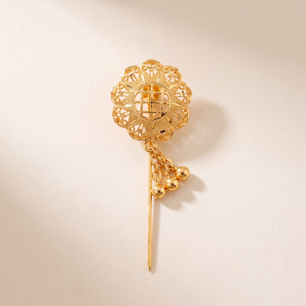 Daboos (D52) traditional Omani scarf pin, 925 silver 24K gold plated, studio photo