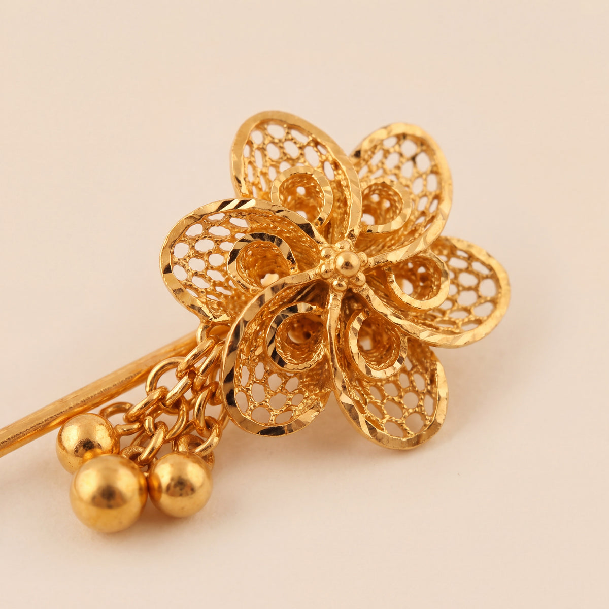 Daboos (D57) close-up of the filigree head and bead drops