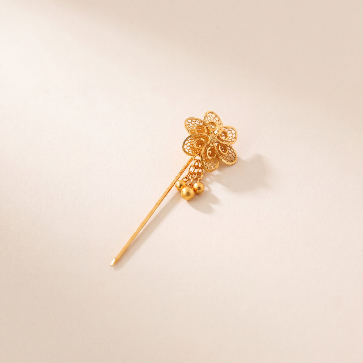 Daboos (D57) traditional Omani scarf pin, 925 silver 24K gold plated, studio photo