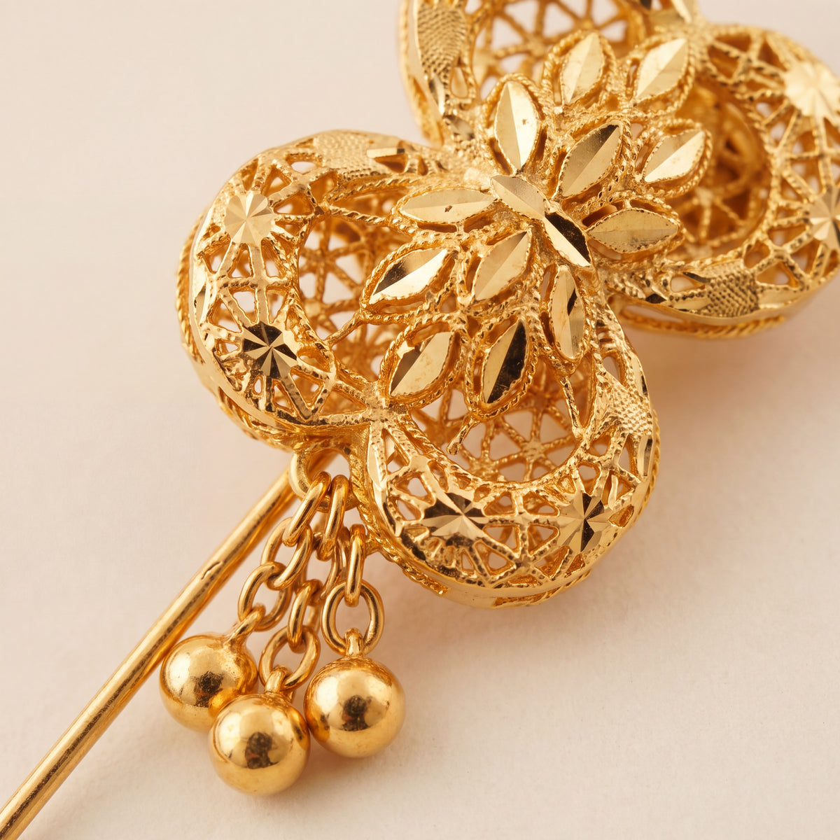 Daboos (D58) close-up of the filigree head and bead drops