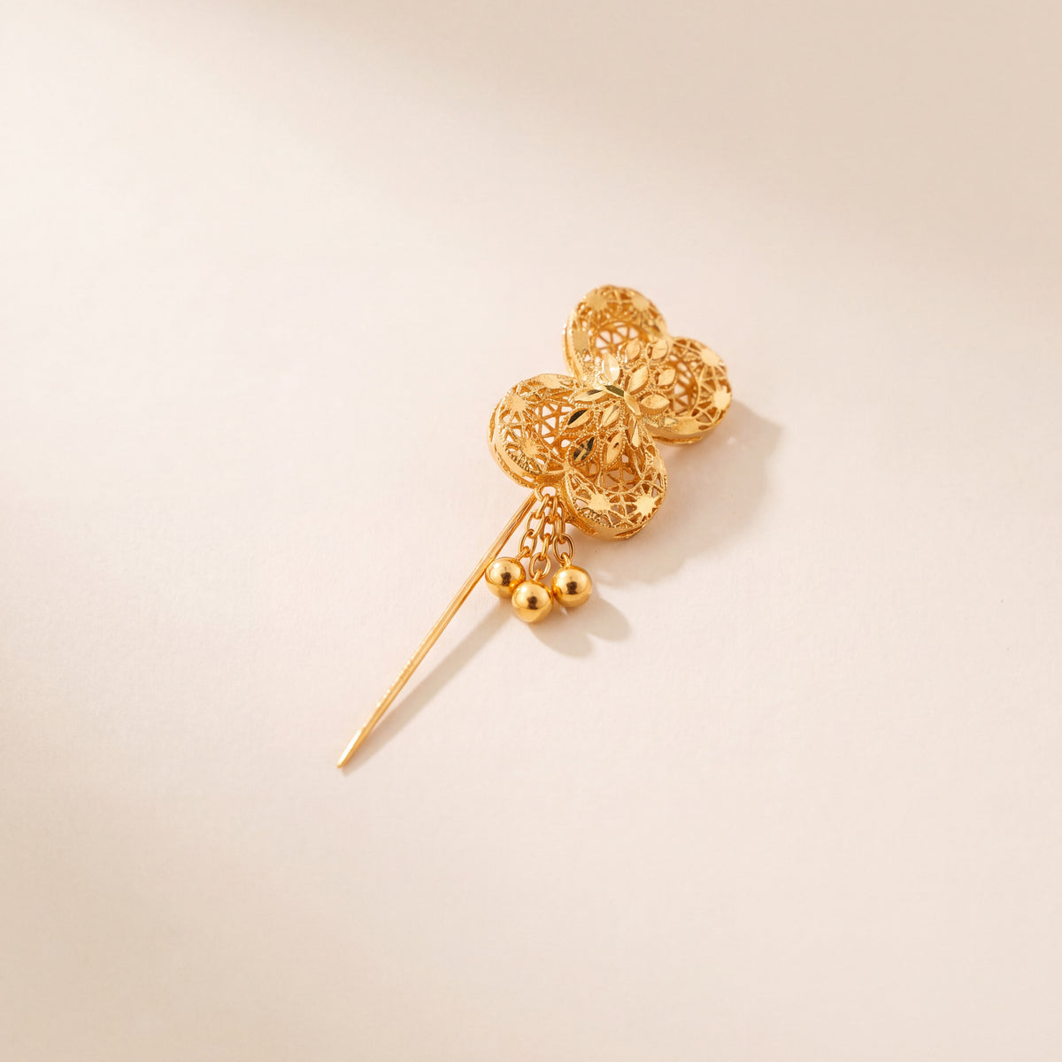 Daboos (D58) traditional Omani scarf pin, 925 silver 24K gold plated, studio photo