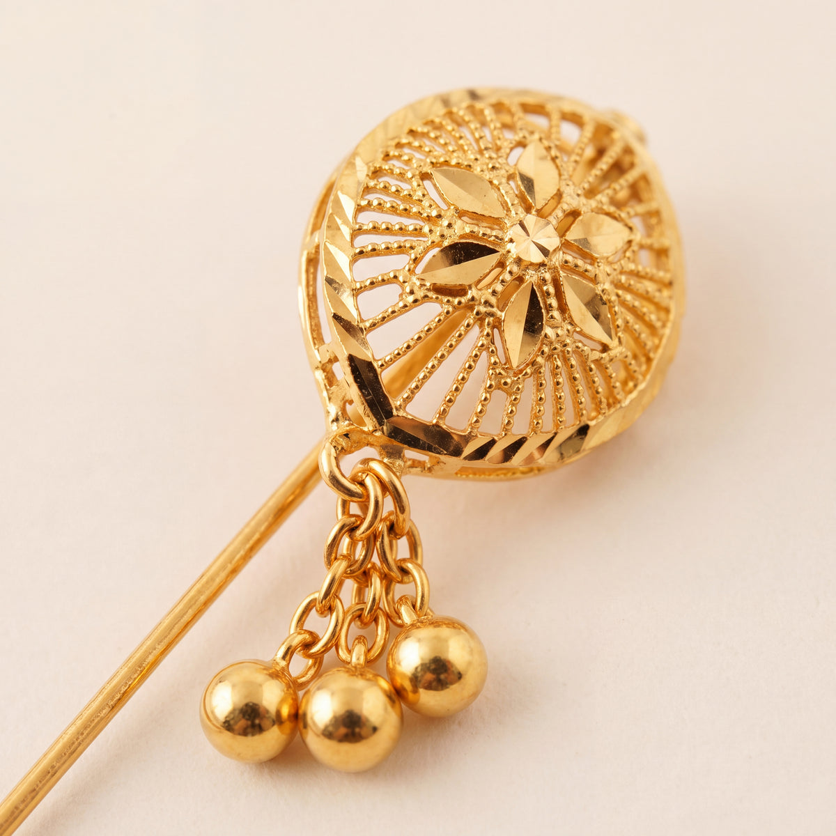 Daboos (D60) close-up of the filigree head and bead drops