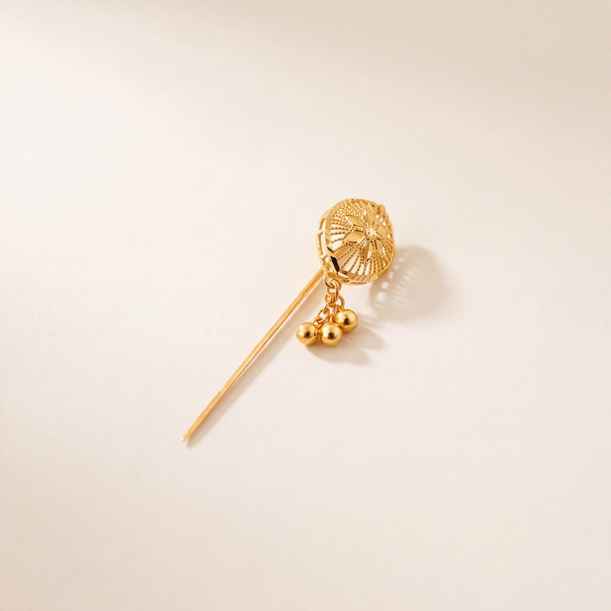 Daboos (D60) traditional Omani scarf pin, 925 silver 24K gold plated, studio photo