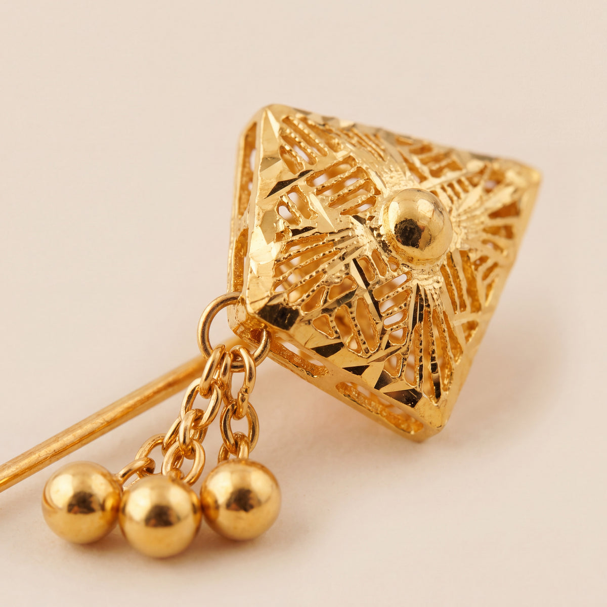 Daboos (D61) close-up of the filigree head and bead drops