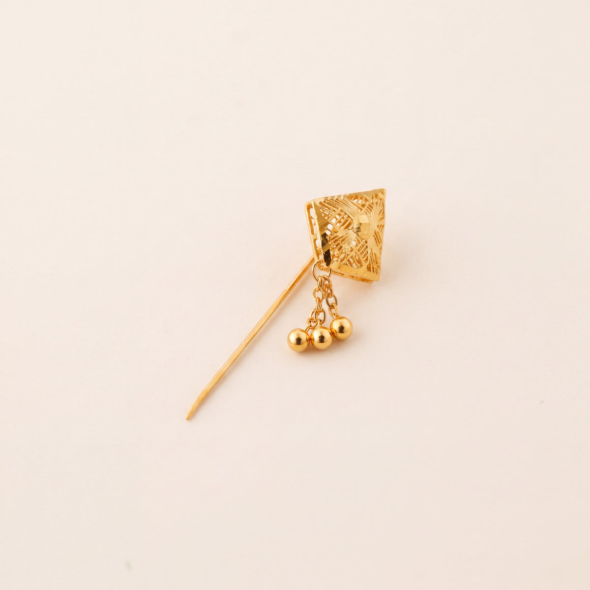 Daboos (D61) traditional Omani scarf pin, 925 silver 24K gold plated, studio photo