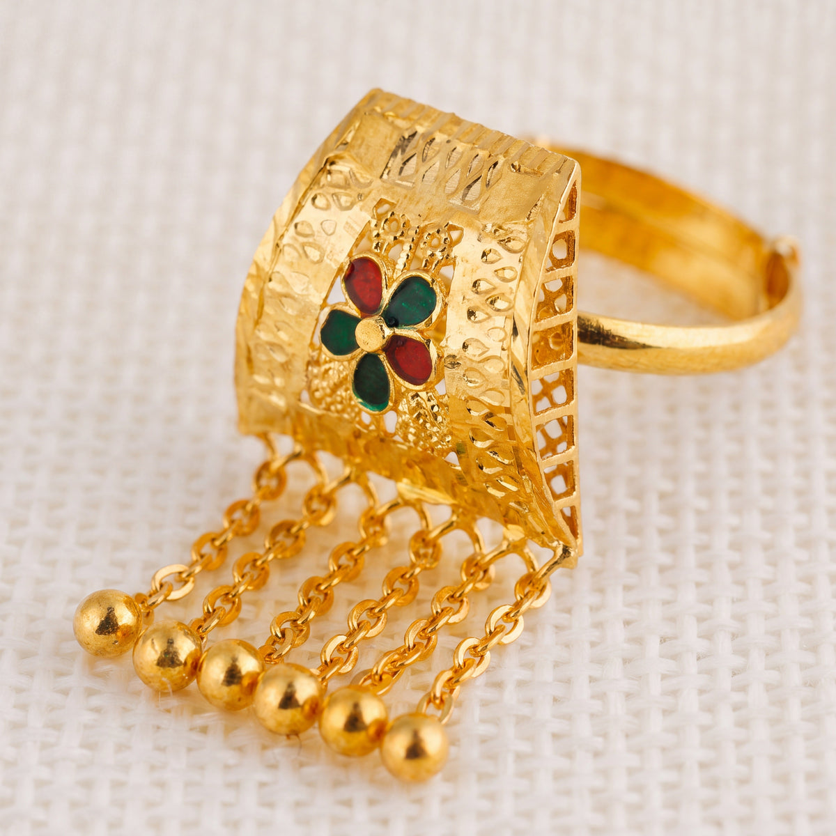 Pyramid Ring - Mina (D1) design detail