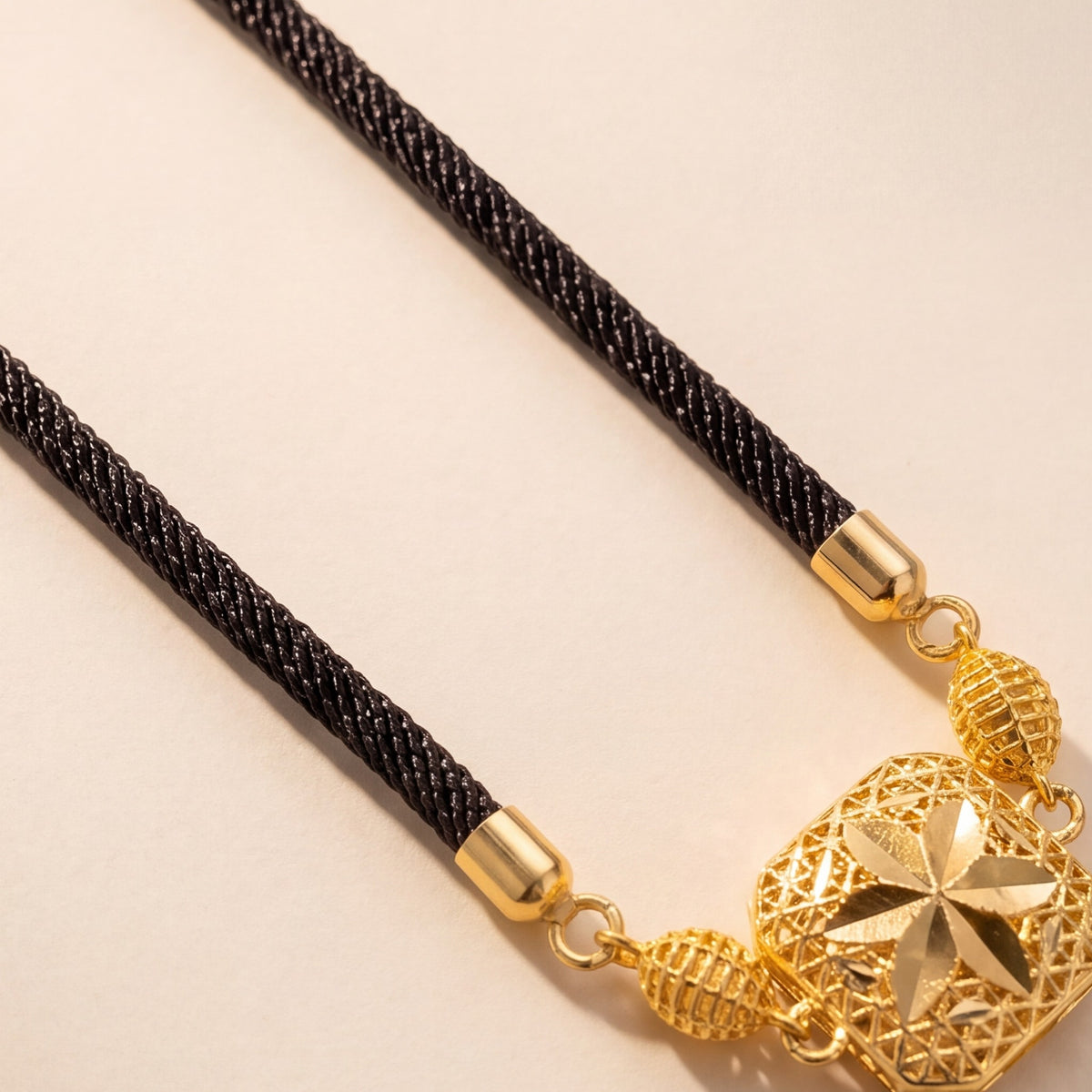 Quatrefoil Star Thread Bracelet design detail
