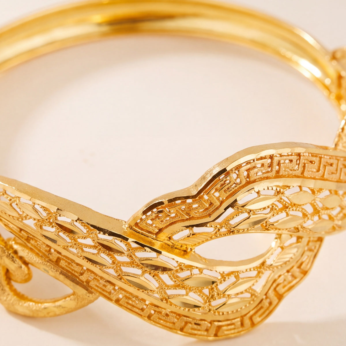 RP Cuff Bracelet With Lock (D16) design detail