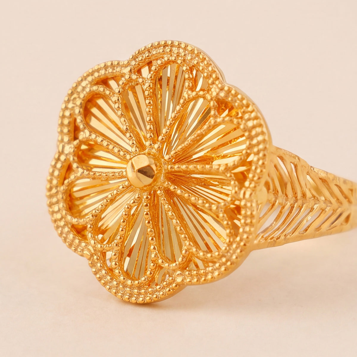 RP Diamond Cut Clover Ring (D1) design detail