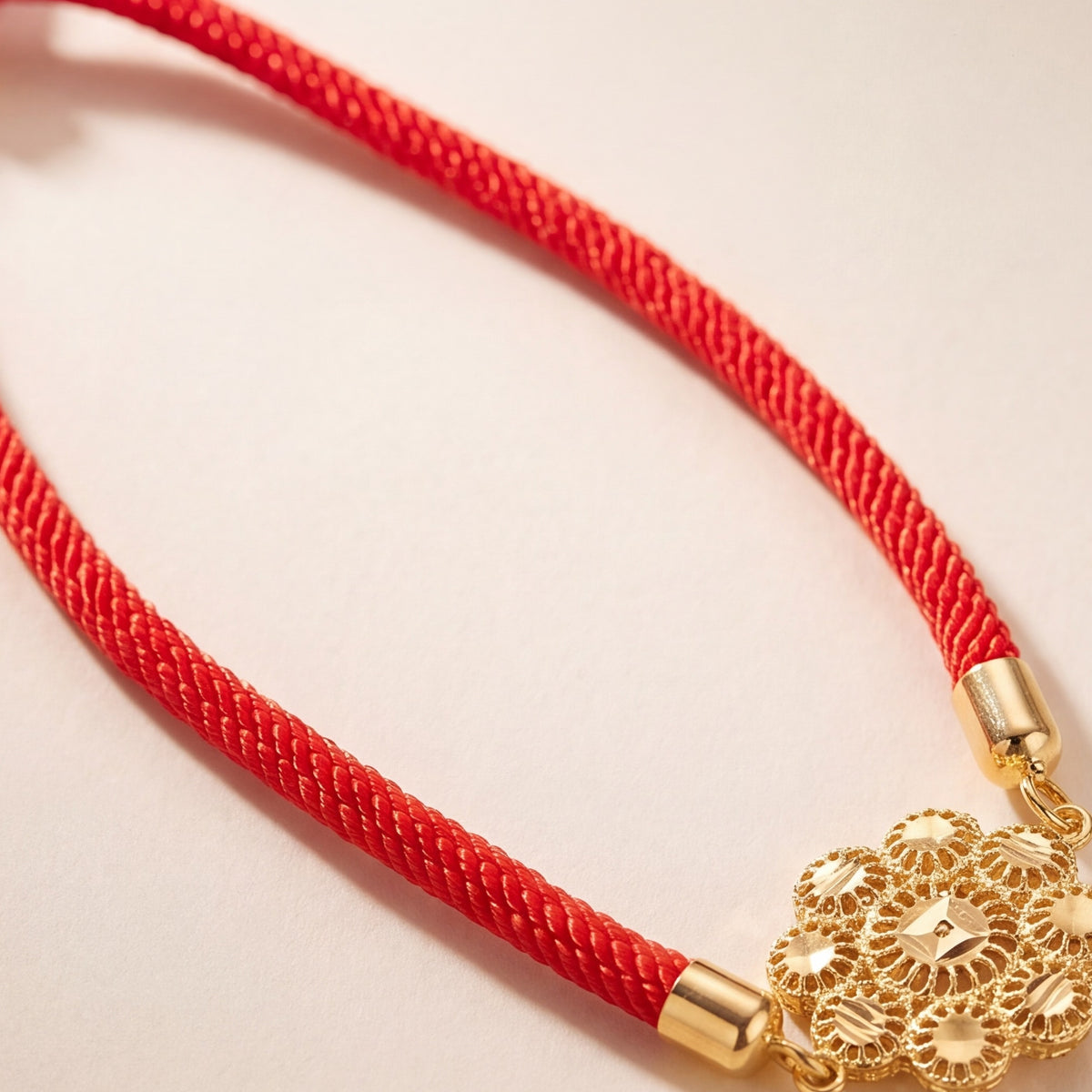 Scalloped Daisy Thread Bracelet design detail