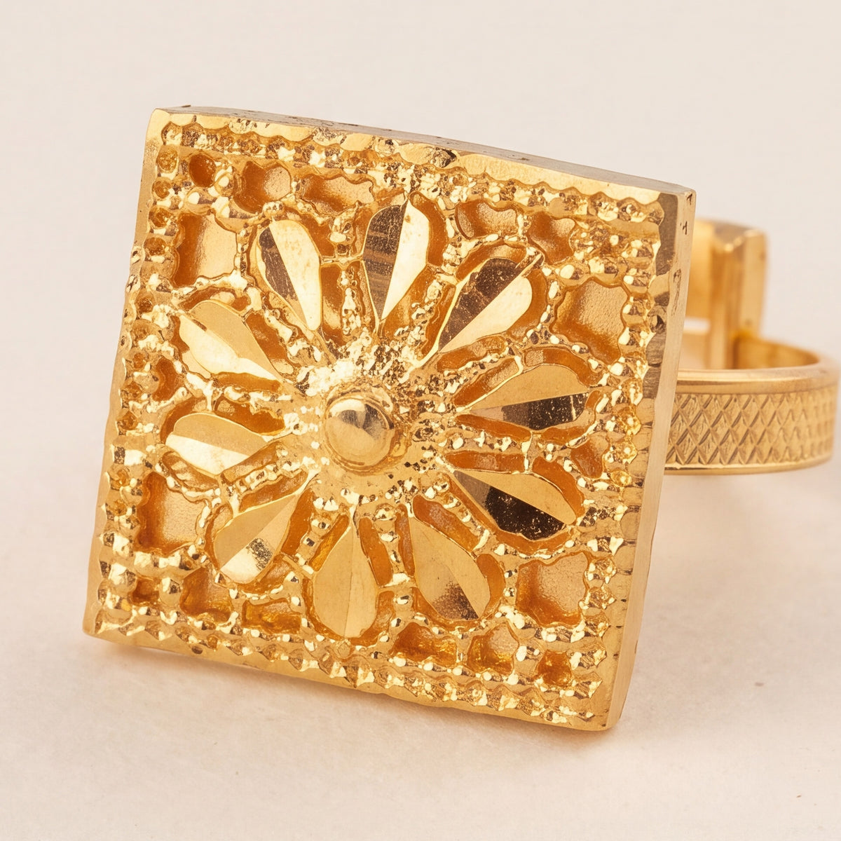 Traditional Ring (D175) design detail