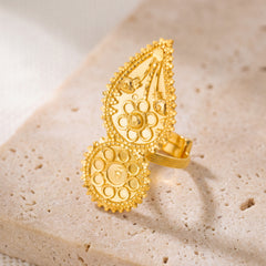 Traditional Shawahid Ring (D2) on travertine