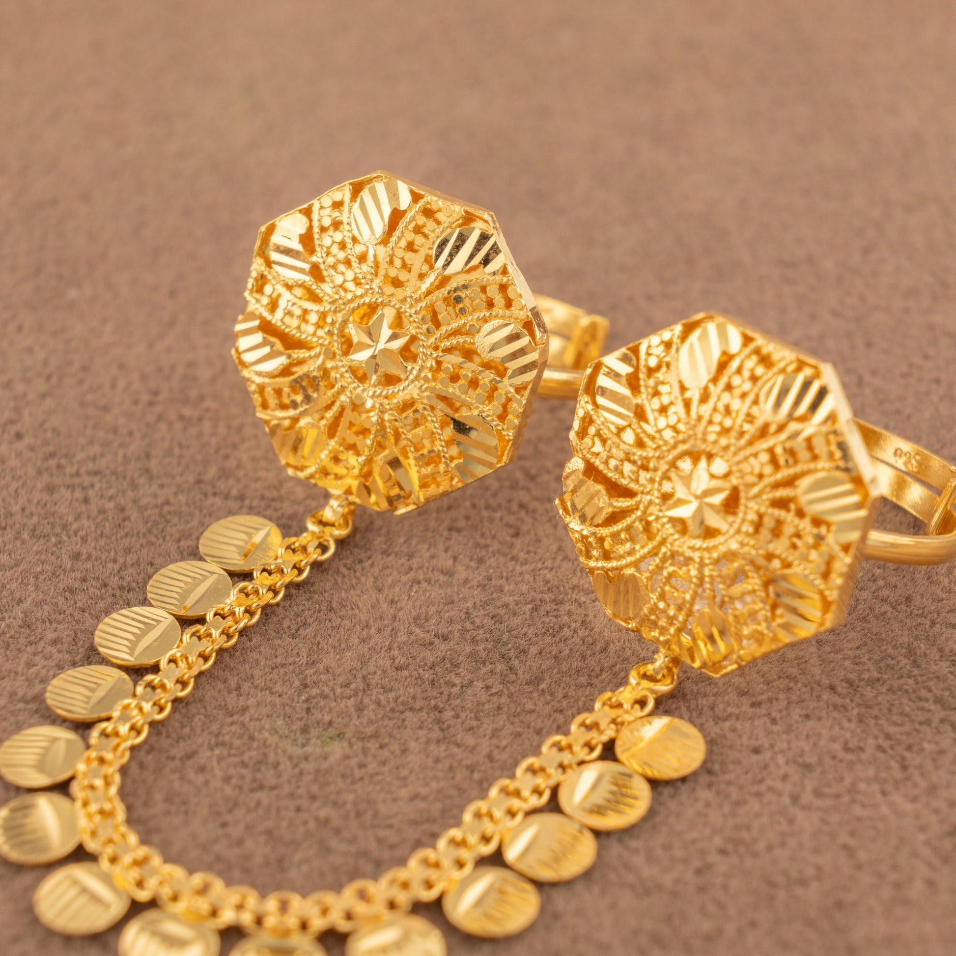 Twin Ring Chain (D16) in 925 silver with 24K gold plating, octagonal pinwheel ring faces joined by a fringed chain