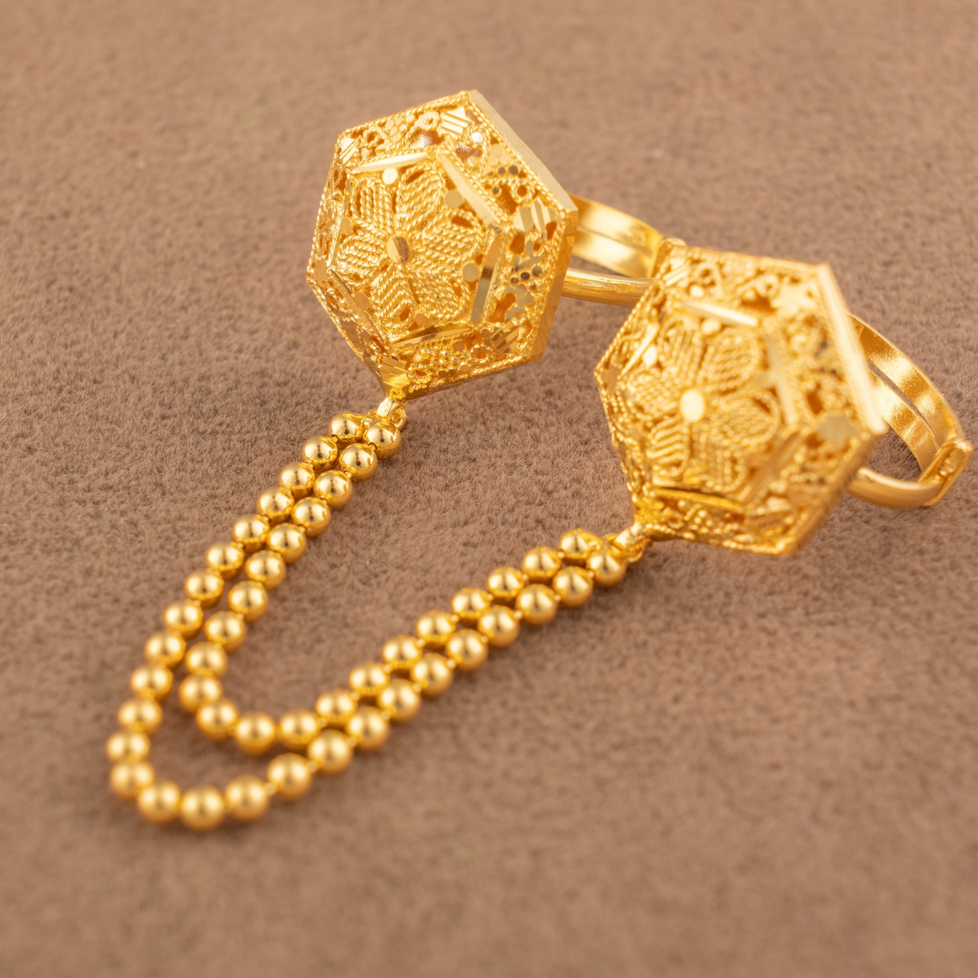 Twin Ring Chain (D17) in 925 silver with 24K gold plating, hexagonal domed ring faces joined by a double bead chain