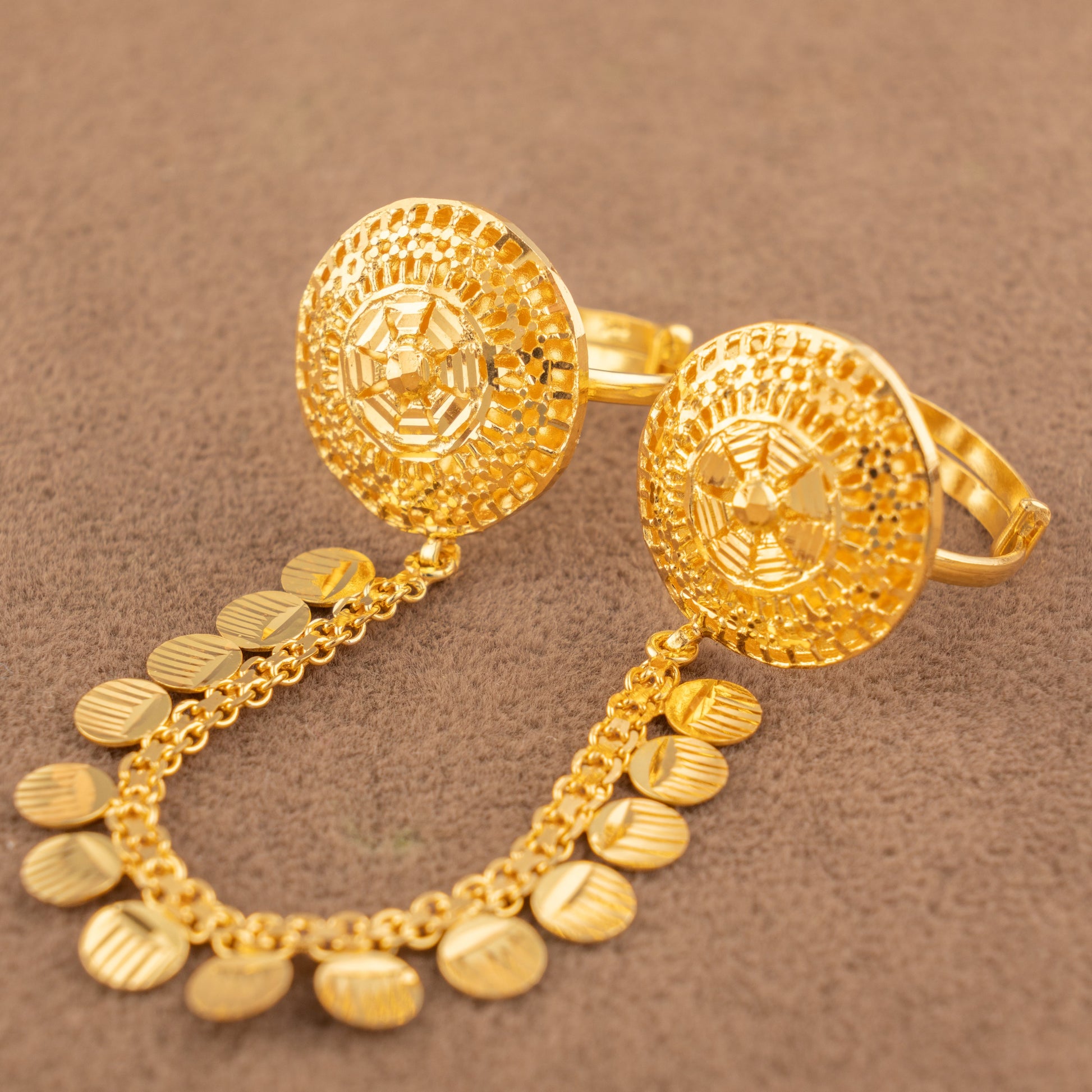 Twin Ring Chain (D18) in 925 silver with 24K gold plating, domed round ring faces with a pinwheel star centre