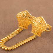 Twin Ring Chain (D19) in 925 silver with 24K gold plating, crown-shaped ring faces with leaf filigree and a bead chain
