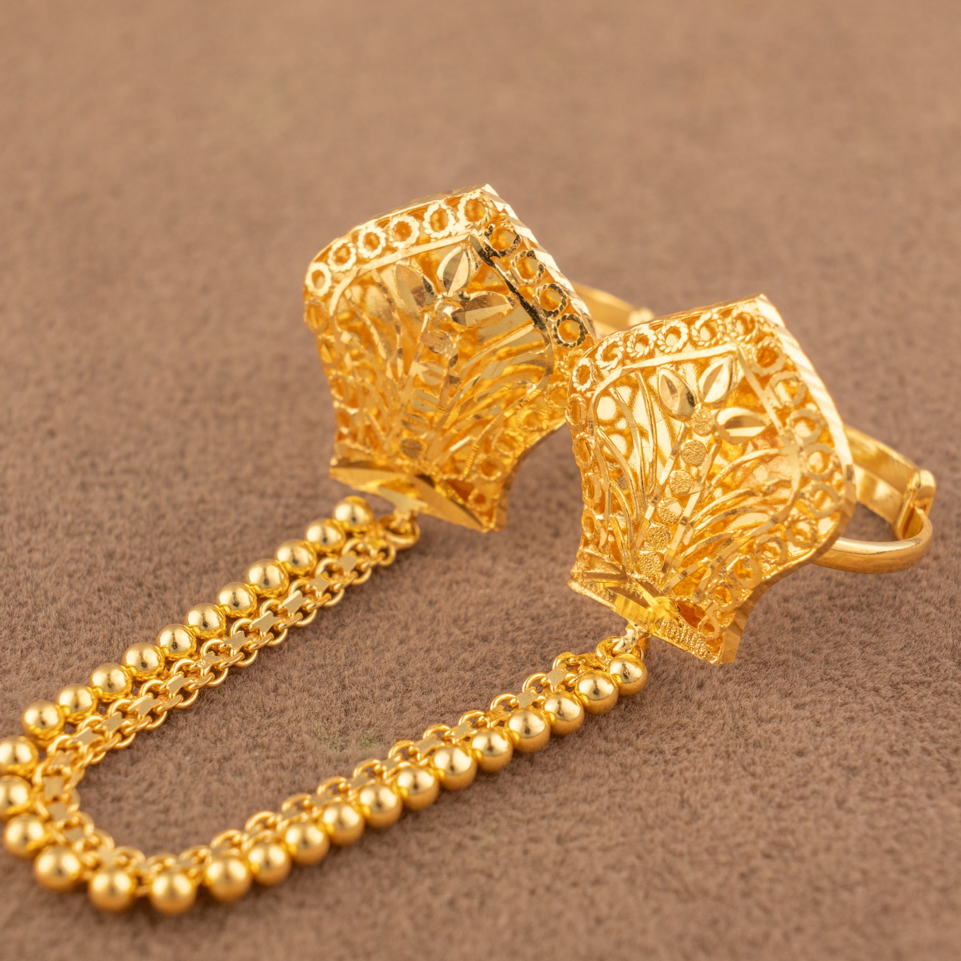 Twin Ring Chain (D19) in 925 silver with 24K gold plating, crown-shaped ring faces with leaf filigree and a bead chain