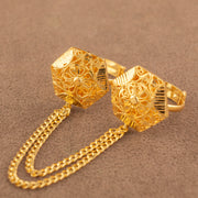 Twin Ring Chain (D21) in 925 silver with 24K gold plating, hexagonal ring faces with a raised daisy centre