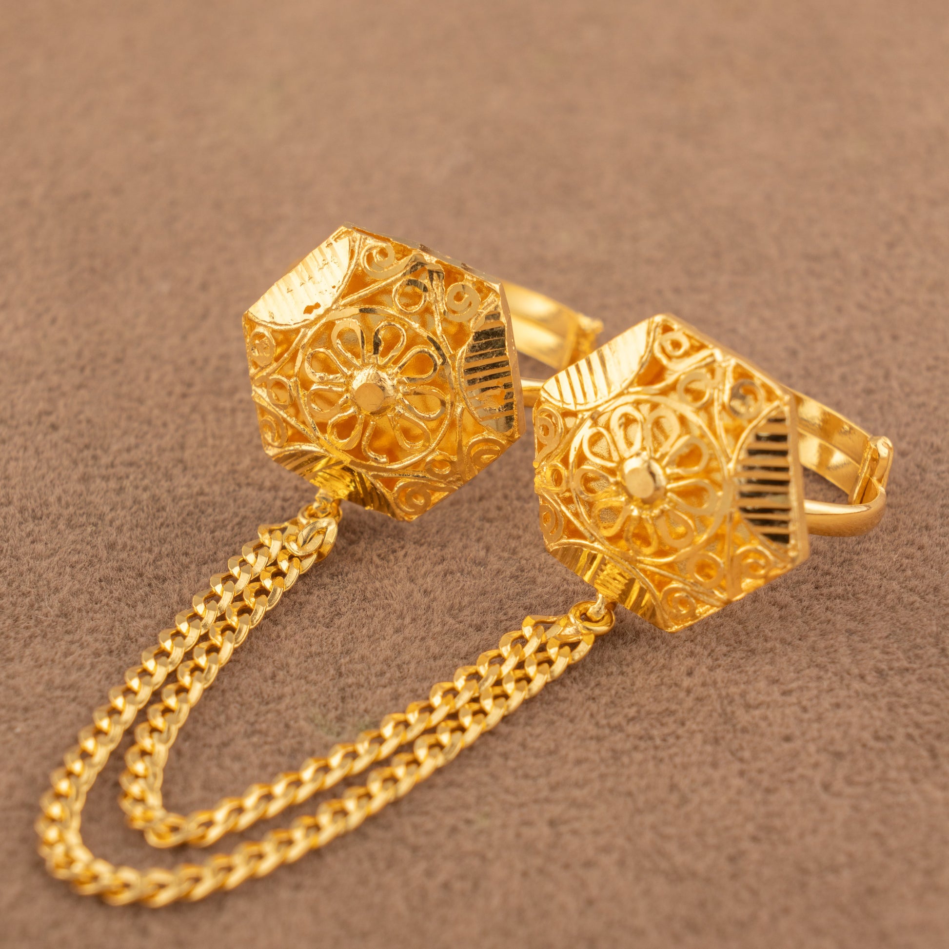 Twin Ring Chain (D21) in 925 silver with 24K gold plating, hexagonal ring faces with a raised daisy centre