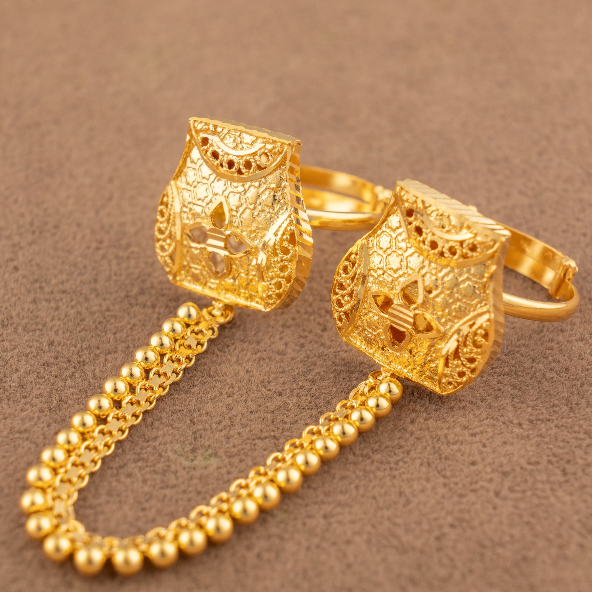Twin Ring Chain (D22) in 925 silver with 24K gold plating, lantern-shaped ring faces with honeycomb openwork