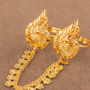 Twin Ring Chain (D24) in 925 silver with 24K gold plating, paisley ring faces with feathered cutting and a flower fringe