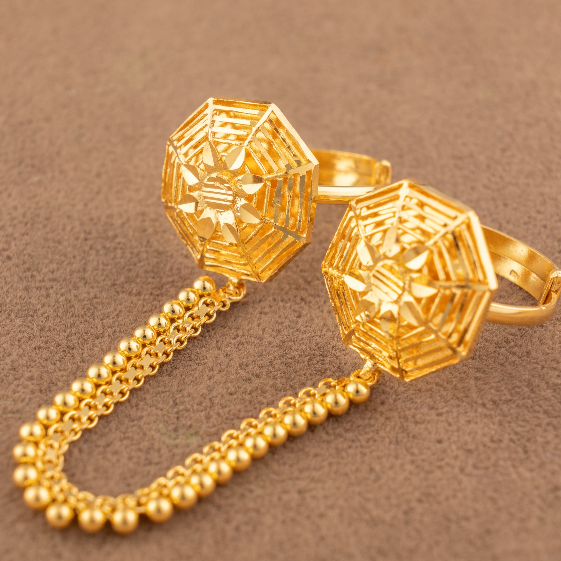 Twin Ring Chain (D25) in 925 silver with 24K gold plating, octagonal spoked openwork ring faces with a bead chain
