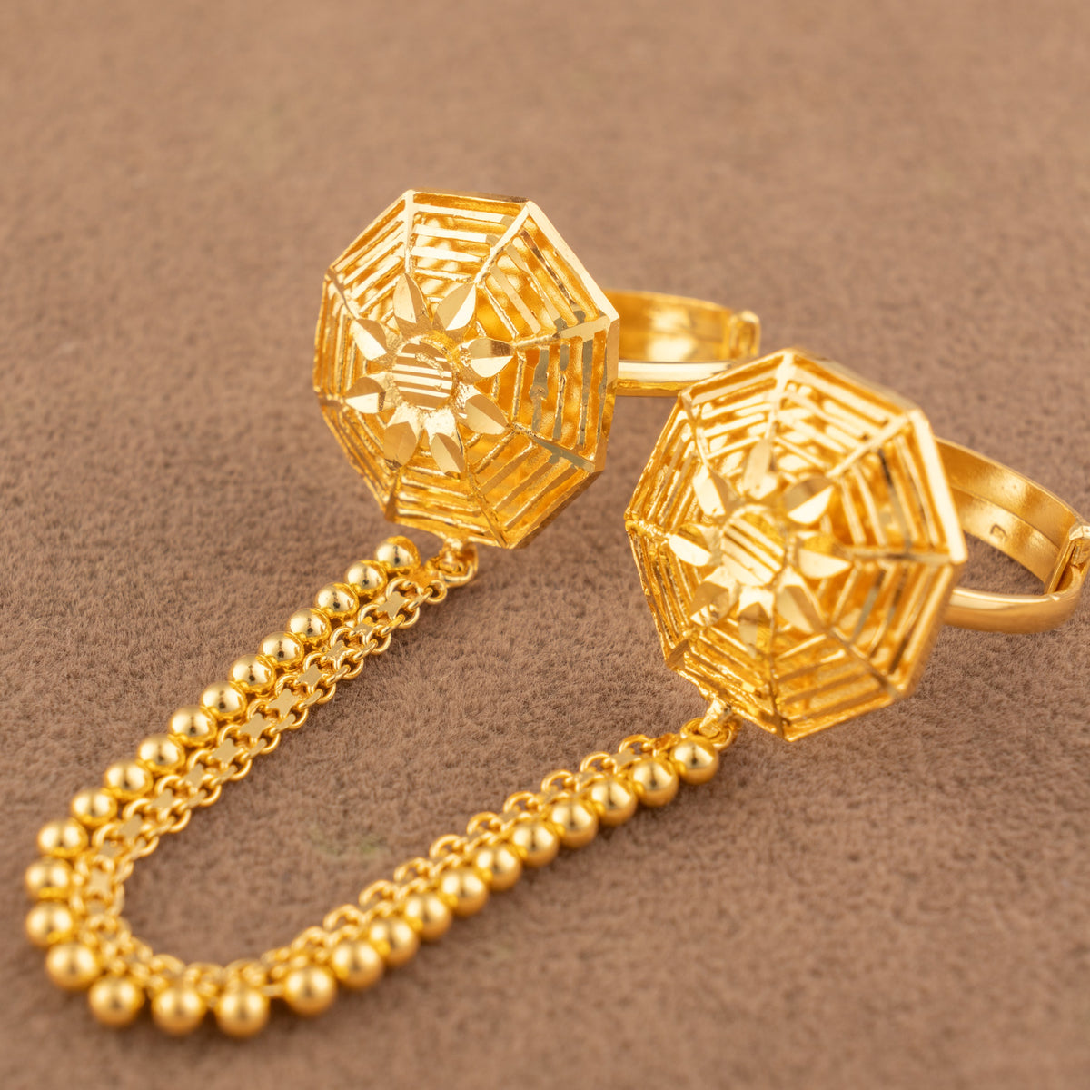 Twin Ring Chain (D25) in 925 silver with 24K gold plating, octagonal spoked openwork ring faces with a bead chain