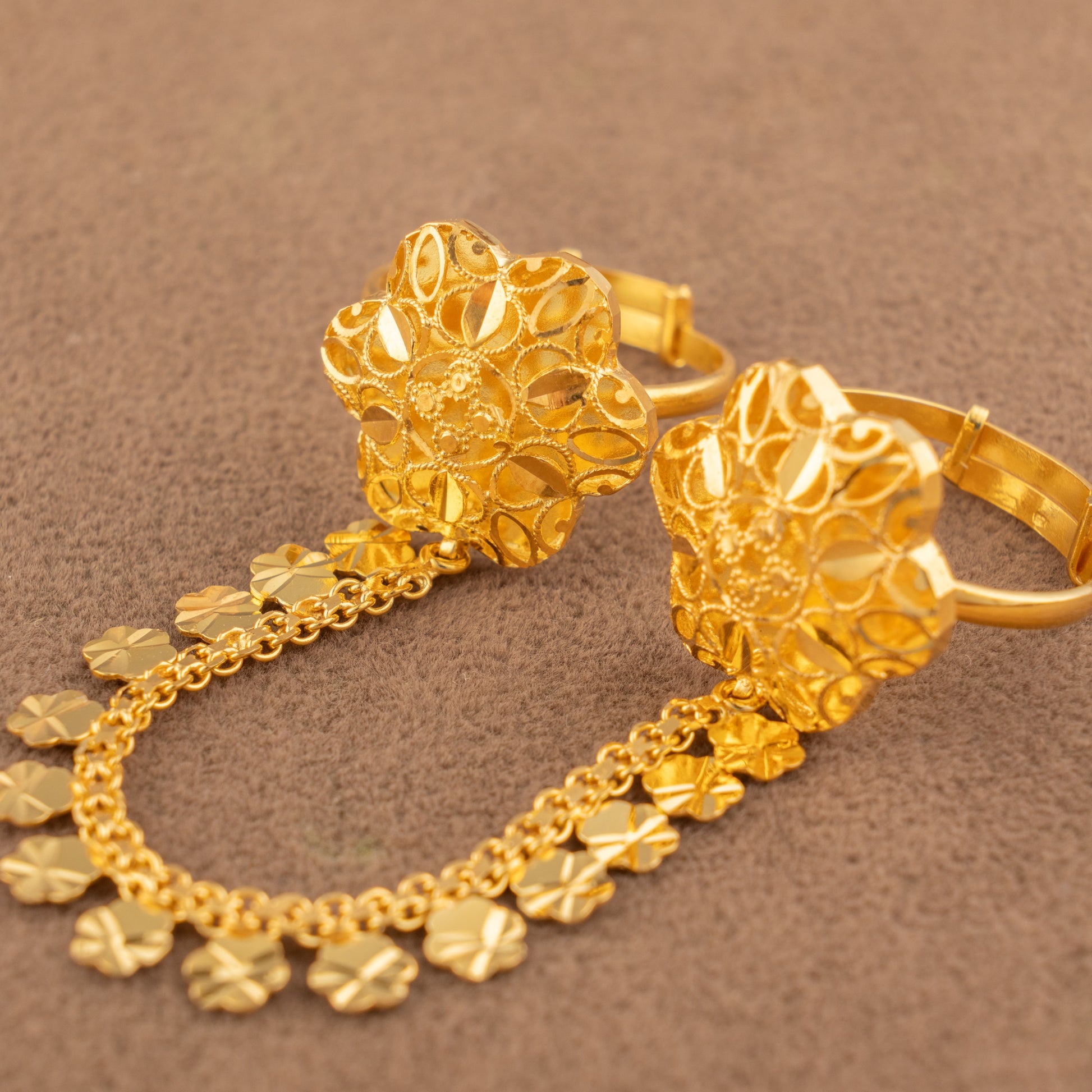 Twin Ring Chain (D26) in 925 silver with 24K gold plating, six-petal flower ring faces with a flower charm fringe