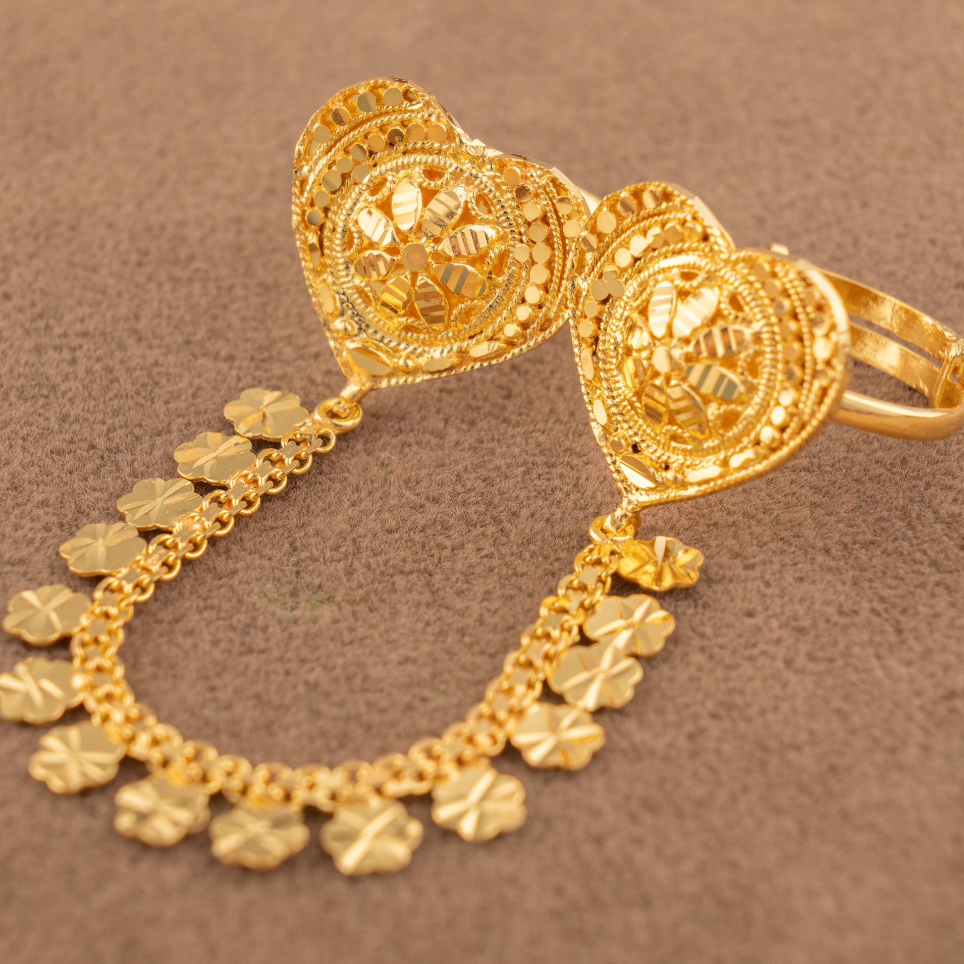 Twin Ring Chain (D27) in 925 silver with 24K gold plating, heart-shaped ring faces with a rope-framed medallion