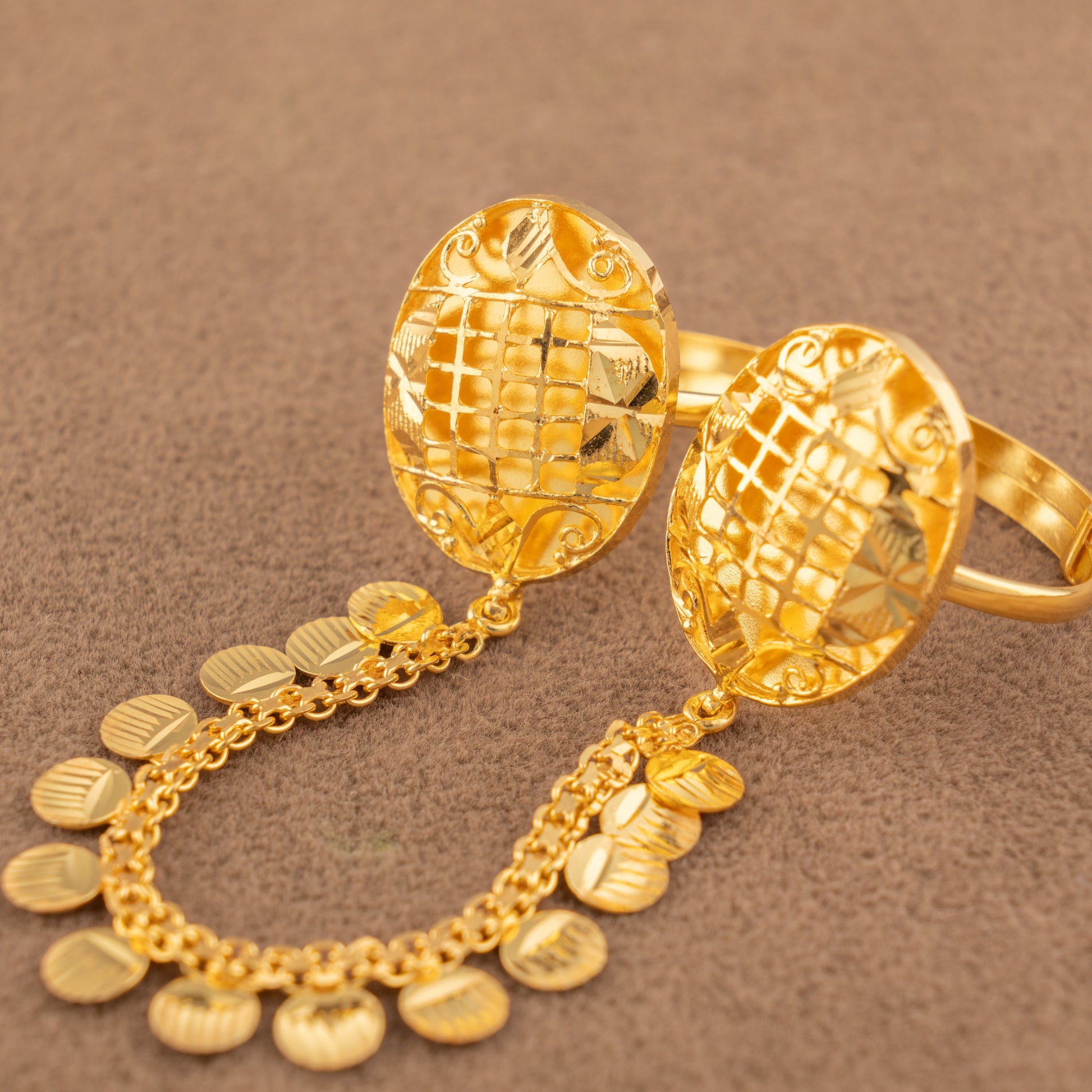 Twin Ring Chain (D28) in 925 silver with 24K gold plating, solid oval ring faces with trellis cutting