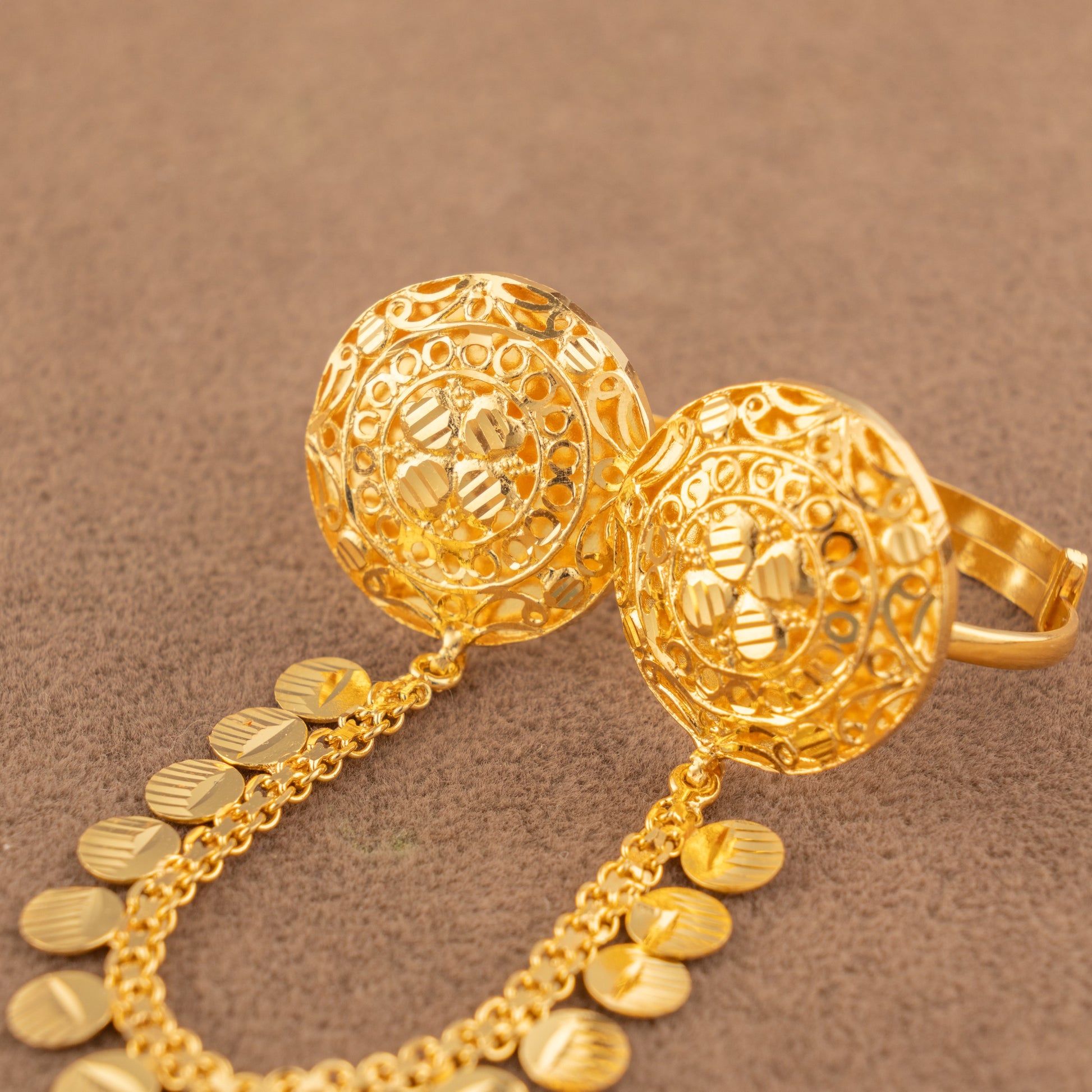 Twin Ring Chain (D29) in 925 silver with 24K gold plating, domed ring faces in concentric bands with a four-petal centre