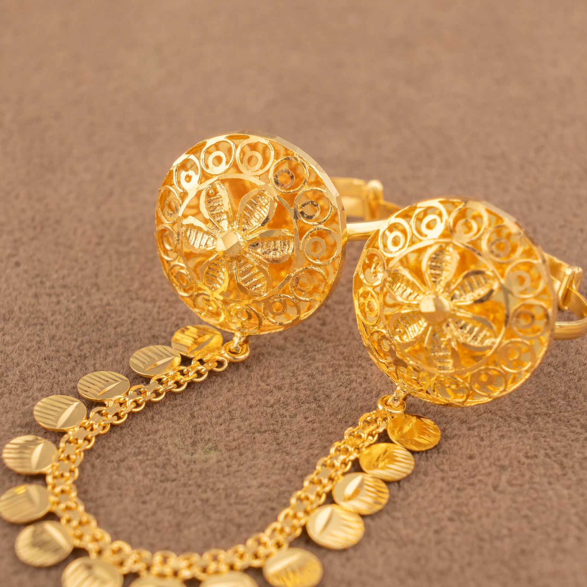 Twin Ring Chain (D30) in 925 silver with 24K gold plating, domed ring faces in ring filigree with a pinwheel flower