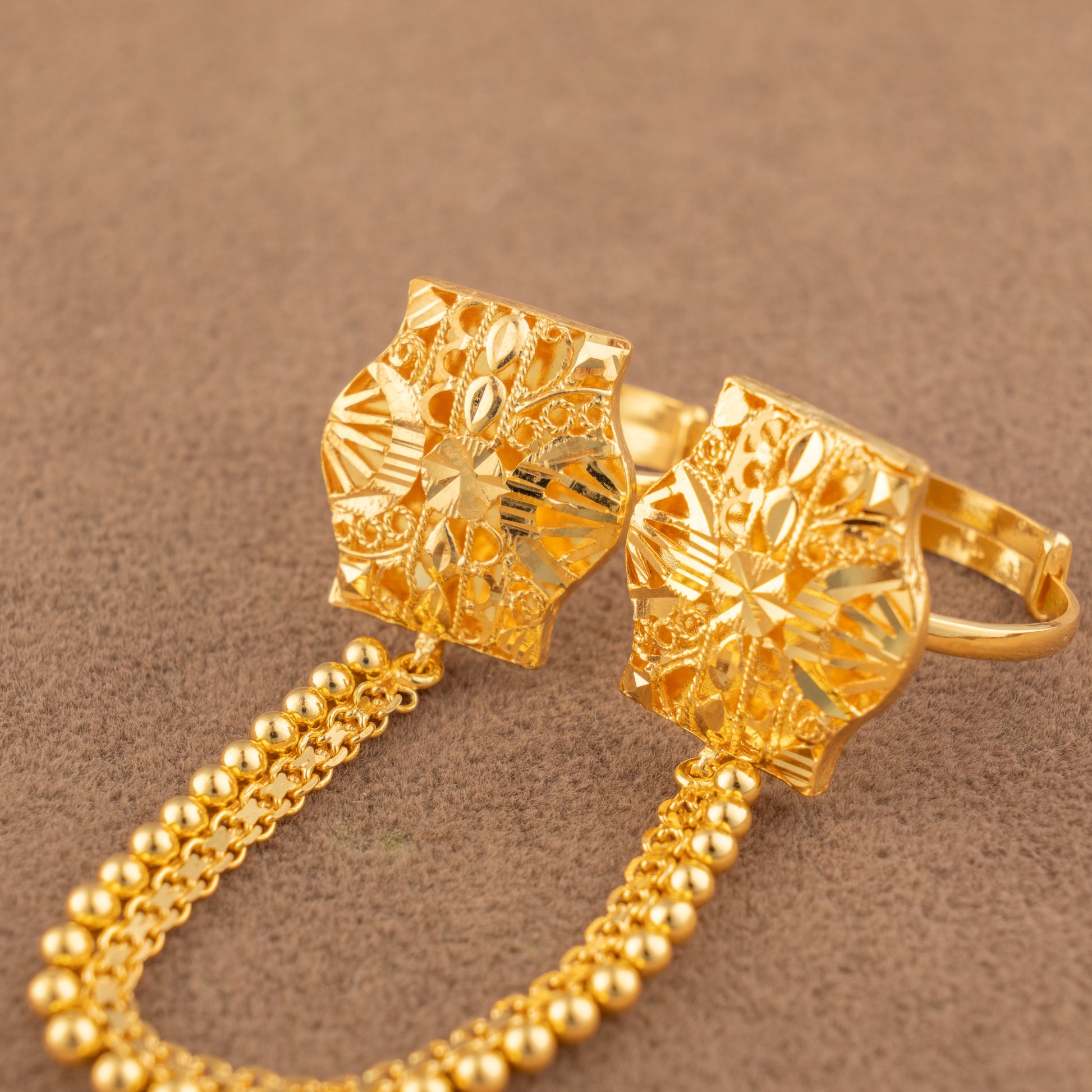 Twin Ring Chain (D31) in 925 silver with 24K gold plating, waisted square ring faces with fanned diamond cutting