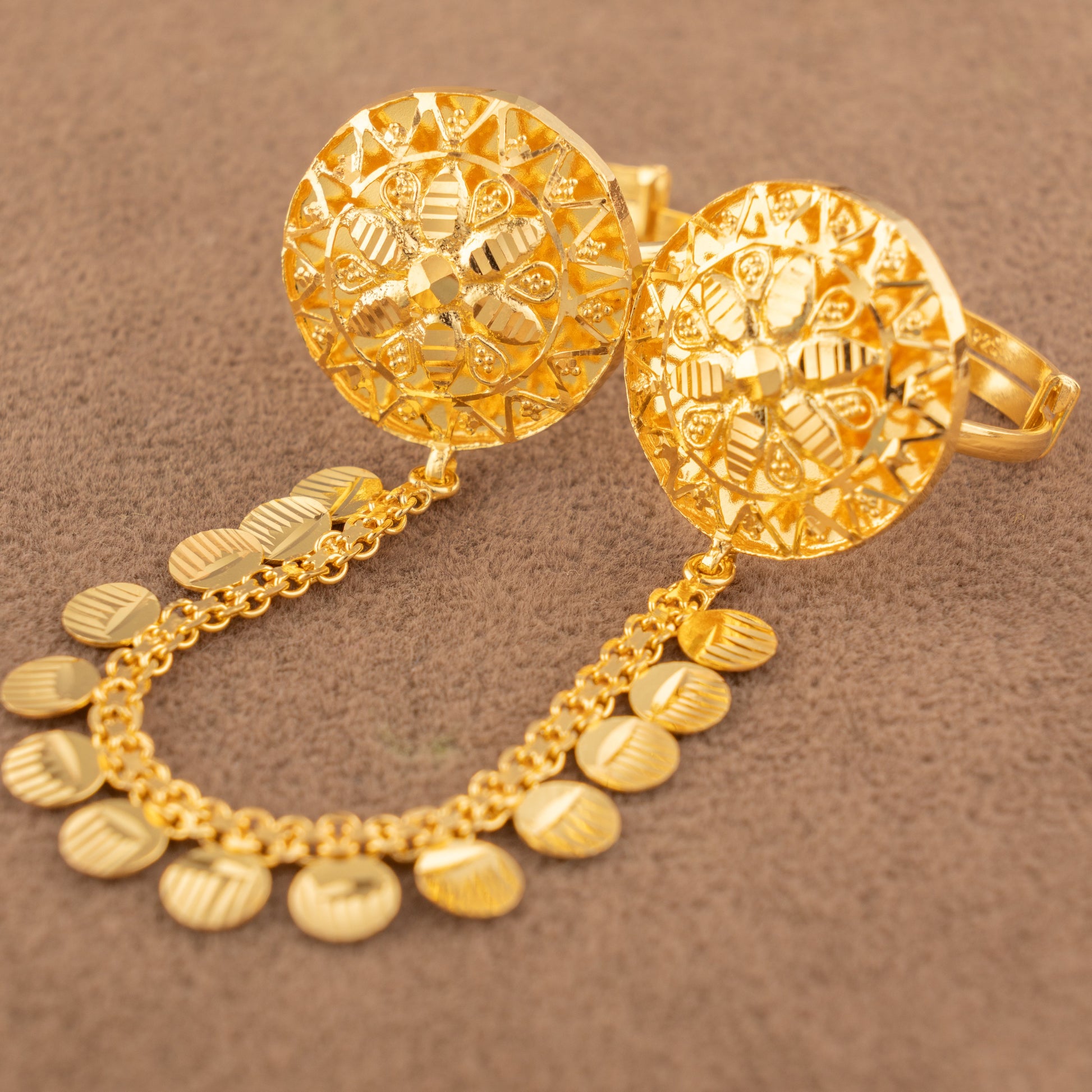Twin Ring Chain (D32) in 925 silver with 24K gold plating, flat round lattice ring faces with a four-petal flower