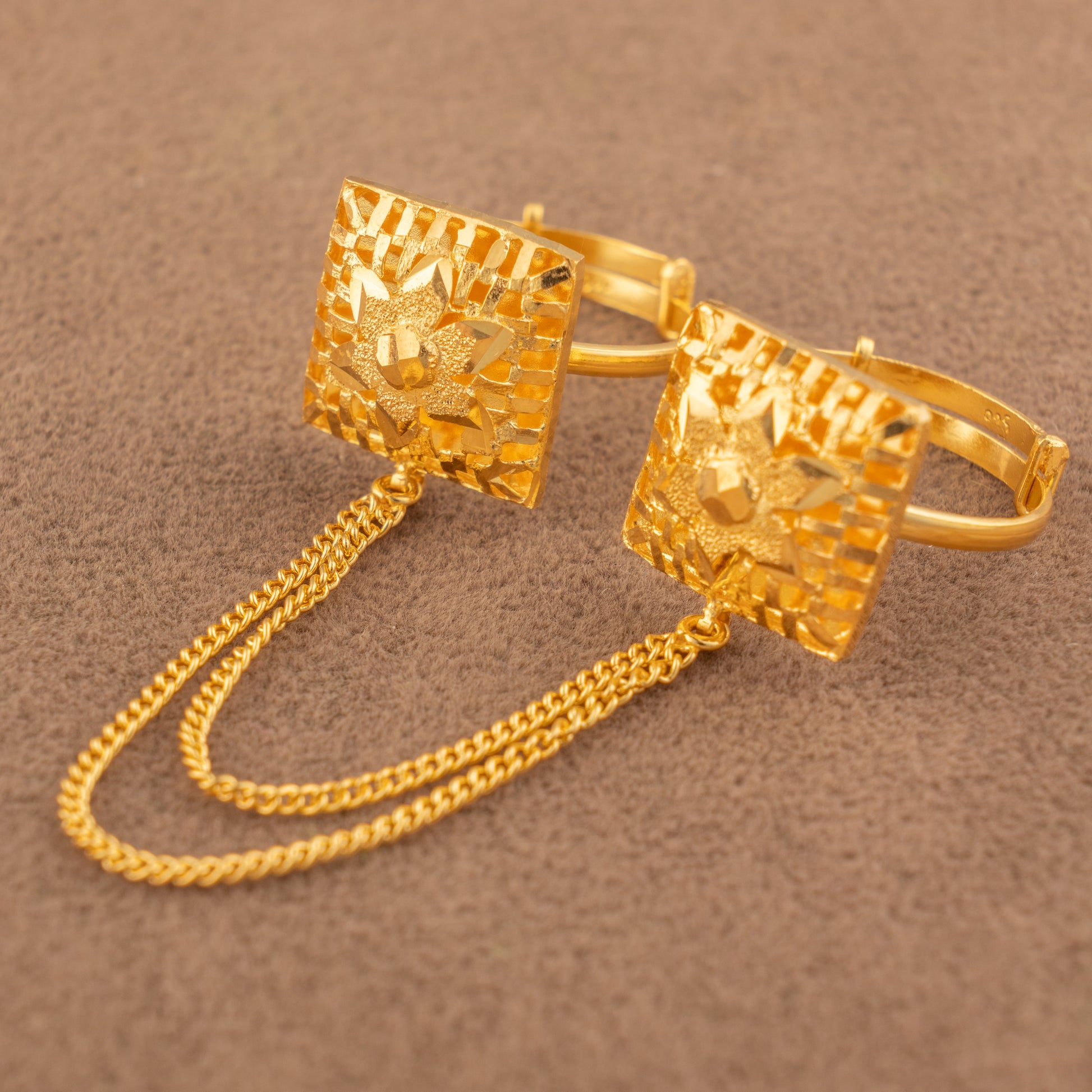 Twin Ring Chain (D34) in 925 silver with 24K gold plating, flat square ring faces with basket-weave cutting